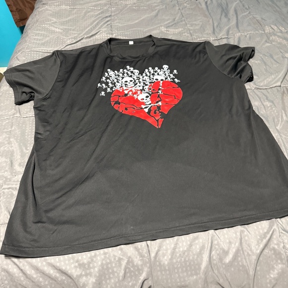 Tops - Unbranded Black Broken Heart Skulls Shirt Womens Size 4x USA Equivelant 2x
